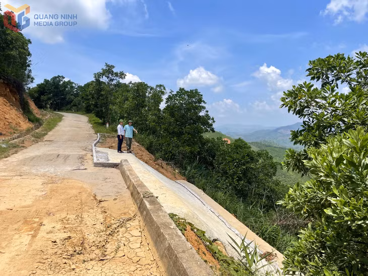 Chính quyền địa phương kiểm tra hiện trạng tuyến đường Thành Phong để triển khai phương án khắc phục.