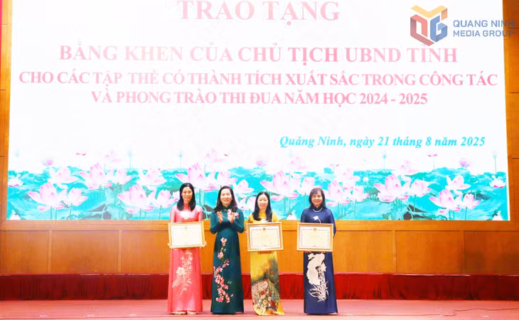 Đồng chí Nguyễn Thị Hạnh, Phó Chủ tịch UBND tỉnh trao bằng khen của UBND tỉnh cho các tập thể có thành tích xuất sắc năm học 2024-2025.