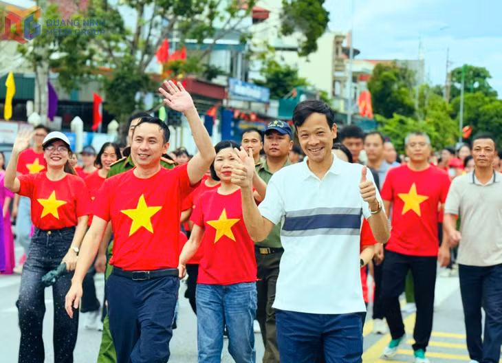 Lãnh đạo, người dân cùng xuống đường hòa vào hoạt động chung.