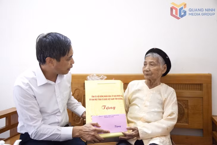 Đồng chí Vũ Văn Diện, Phó Chủ tịch Thường trực UBND tỉnh thăm tặng quà Bà mẹ Việt Nam anh hùng Nguyễn Thị Thực có 2 con là Liệt sĩ