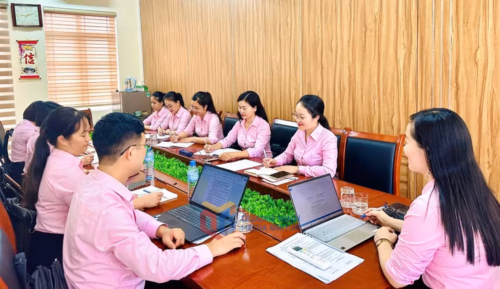 Trường THCS Chu Văn An (phường Cẩm Phả) họp hội đồng trường, thống nhất phương án bố trí, sắp xếp tổ chuyên môn, nhân sự cho năm học mới.