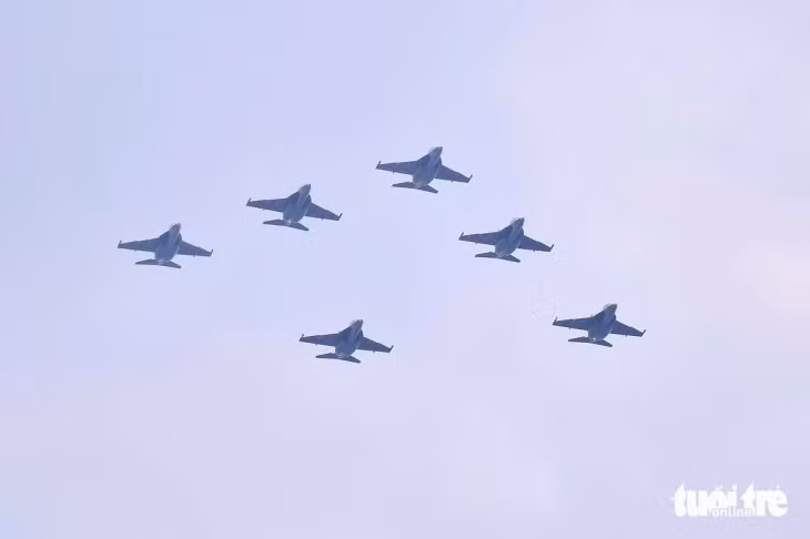 Biên đội 6 chiếc Yak-130 xếp hình mũi tên - Ảnh: TRƯƠNG MINH HIẾU