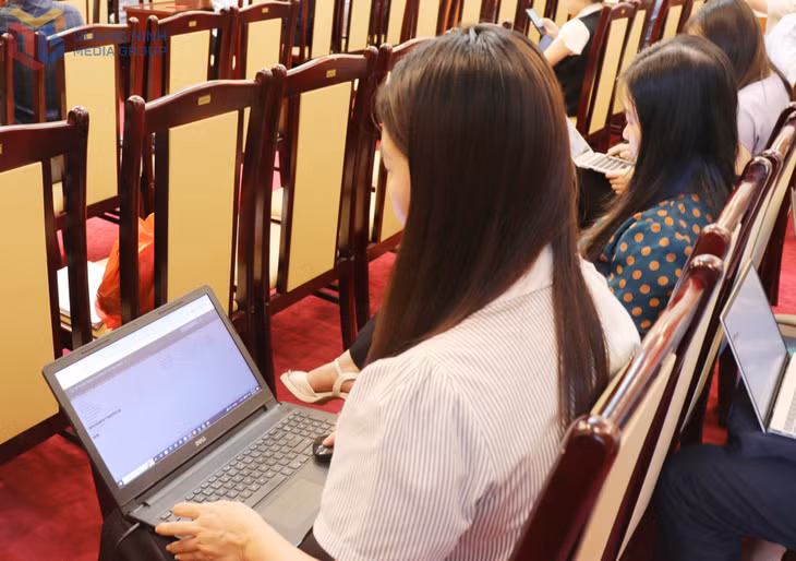 Cán bộ, công chức thao tác trên hệ thống.