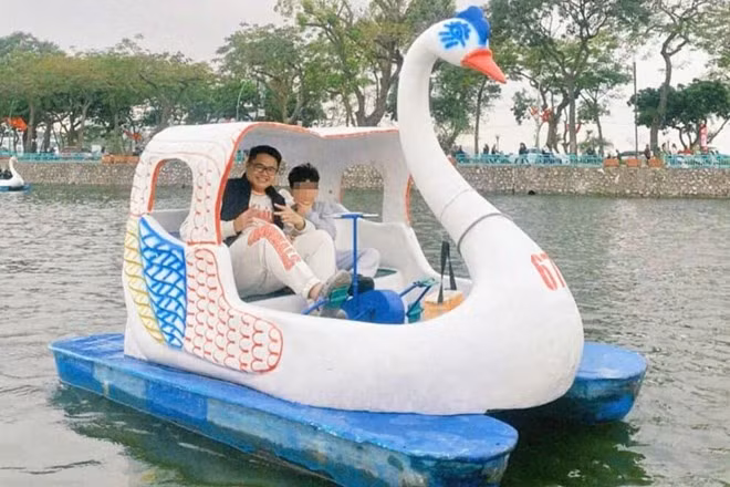 Cha và con cùng nhau tham gia các hoạt động vui chơi cuối tuần sẽ giúp gắn kết tình cảm. Ảnh: Quốc Việt
