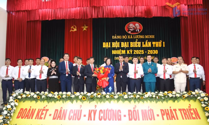 Đồng chí Bùi Thúy Phượng, Ủy viên Ban Thường vụ Tỉnh ủy, Trưởng Ban Tổ chức Tỉnh ủy, tặng hoa chúc mừng Ban Chấp hành Đảng bộ xã Lương Minh, nhiệm kỳ 2025-2030.