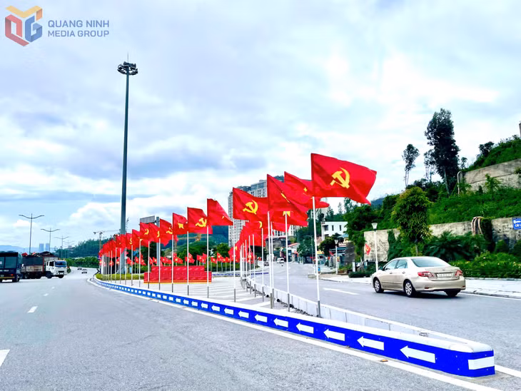 Ngập tràn sắc đỏ chào mừng 80 năm Quốc khánh tại phường Bãi Cháy.