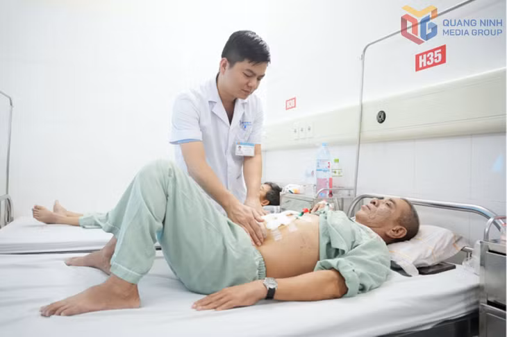 Bác sĩ Hoàng Văn Chải (Khoa Ung bướu 1, Bệnh viện Bãi Cháy) thăm khám cho người bệnh sau phẫu thuật.