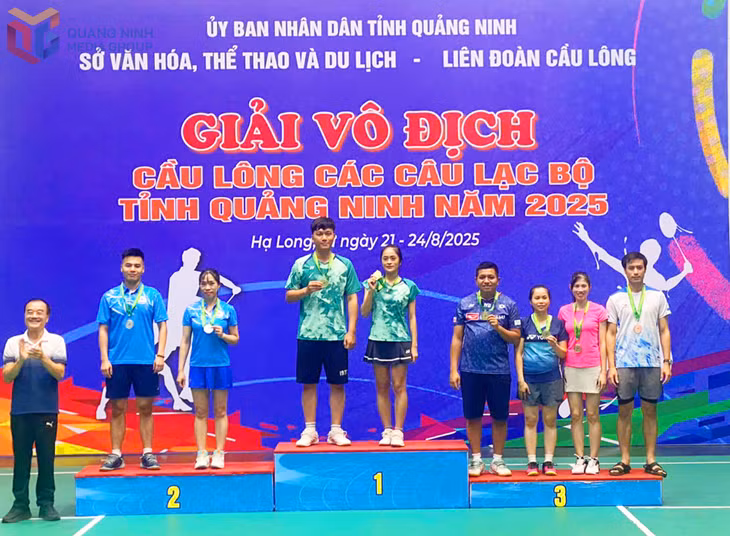 BTC trao giải cho các VĐV xuất sắc ở nội dung đôi nam nữ lứa tuổi 31-35.