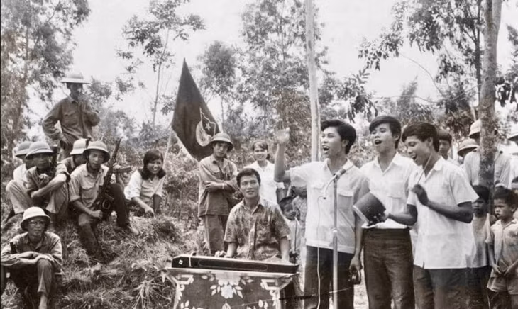 Nghệ sĩ Vùng mỏ Nguyễn Văn Anh (thứ ba, phải sang) cùng Đội văn nghệ xung kích của Tỉnh Đoàn biểu diễn tại Pò Hèn năm 1979. Ảnh: NSNA Trương Thái
