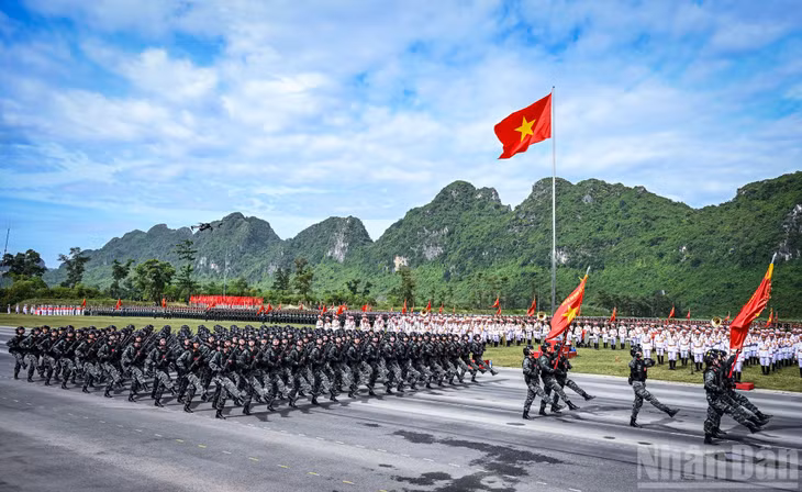 Trong 2 tiếng hợp luyện, hàng chục khối vũ trang của quân đội, công an đã kết hợp nhuần nhuyễn, tiến qua lễ đài.