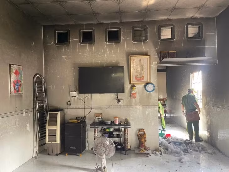 Lực lượng cảnh sát khám nghiệm hiện trường vụ cháy - Ảnh: HOÀNG ĐÔ