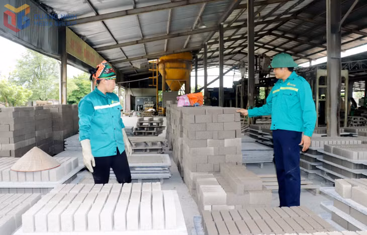 Sản xuất gạch không nung... cùng nhiều ngành khác đang khai thác tốt thế mạnh sản xuất công nghiệp của địa phương.