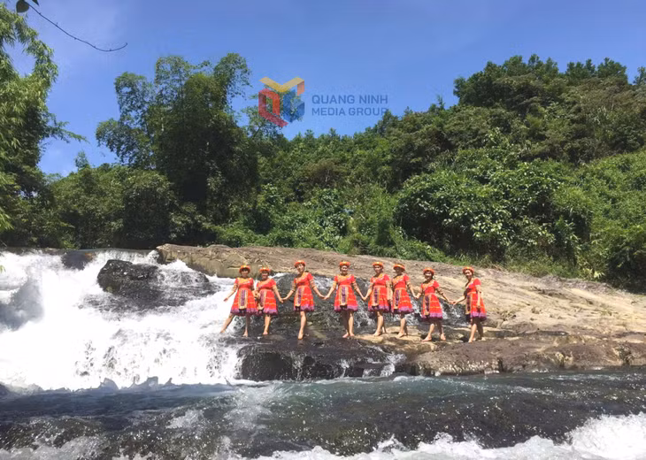 Thác Diệp Cày, cảnh quan thiên nhiên ở Quảng Tân.