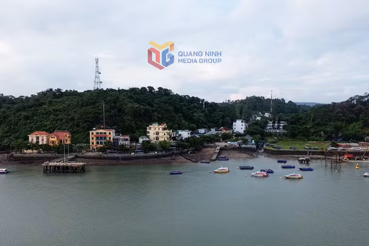 Vĩnh Thực là xã đảo, cách đất liền 10-20 phút đi tàu (tùy thời tiết và phương tiện).