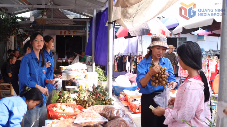 Các hoạt động mua sắm tại Chợ phiên Ba Nhất.