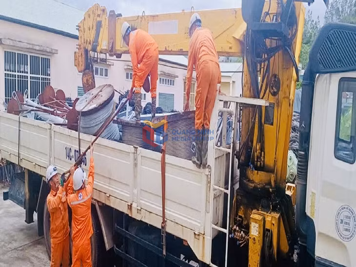 Đội xung kích chuẩn bị vật tư, thiết bị để lên trường hỗ trợ tỉnh Hà Tĩnh khắc phục lưới điện.
