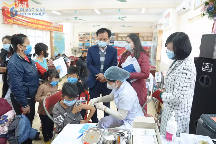 CDC Quảng Ninh, Trung tâm Y tế TP Hạ Long kiểm tra, giám sát hoạt động tiêm chủng vắc-xin phòng sởi cho các trường hợp đủ điều kiện tiêm chủng tại phường Hà Tu. Ảnh: Ngọc Phượng (CDC Quảng Ninh)