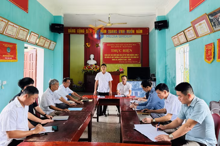 Ban Kinh tế - Ngân sách HĐND xã Đường Hoa khảo sát các kiến nghị của cử tri gửi tới kỳ họp thường lệ giữa năm.