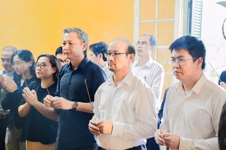 Ban lãnh đạo Nhà xuất bản Đại học Sư phạm và Công ty Cổ phần Văn hóa Đông A dâng hương tại Khu di tích Chủ tịch Hồ Chí Minh – Phủ Chủ tịch.