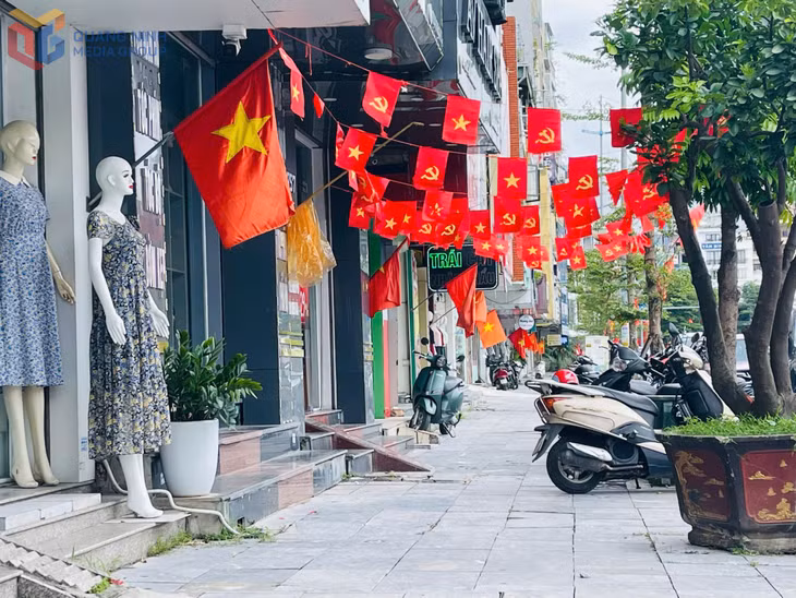 Các khu dân cư được trang hoàng cờ hoa, tạo không khí rộn ràng kỷ niệm 80 năm ngày Tết Độc lập.
