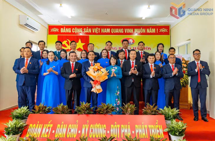 Đồng chí Trịnh Thị Minh Thanh, Phó Bí thư Thường trực Tỉnh ủy, Chủ tịch HĐND tỉnh, tặng hoa chúc mừng Ban Chấp hành Đảng bộ xã Hải Hòa lần thứ I, nhiệm kỳ 2025-2030.