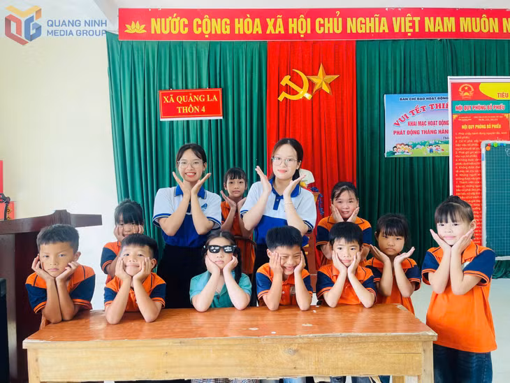 Hai em Bàn Thị Ngọc và Trần Thị Thu Huyền (sinh viên Khoa Sư phạm, Trường Đại học Hạ Long) cùng các học sinh tại “Lớp học 0 đồng”, xã Quảng La.