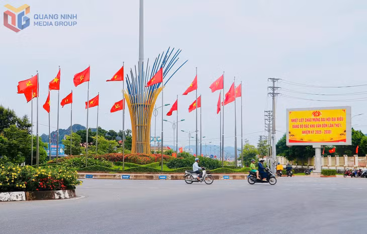 Cờ hoa rực rỡ trên các trục đường chính của đặc khu Vân Đồn.