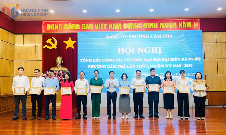 Đồng chí Vũ Hồng Chương, Phó Bí thư Thường trực Đảng ủy, Chủ tịch HĐND phường Cẩm Phả, tặng giấy khen cho cá nhân có thành tích xuất sắc trong tổ chức Đại hội đại biểu Đảng bộ phường Cẩm Phả lần thứ I, nhiệm kỳ 2025-2030.