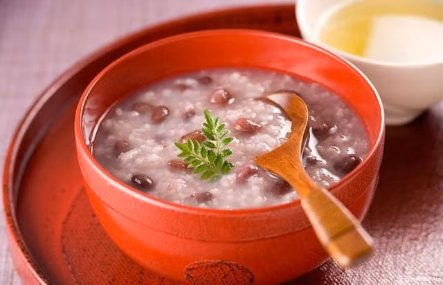 Cháo ý dĩ, đậu đỏ tốt cho sức khỏe trong mùa mưa.
