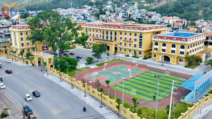 Trường THPT Cẩm Phả được đầu tư xây dựng đồng bộ và đưa vào sử dụng từ năm học 2022-2023. Ảnh: Đỗ Phương