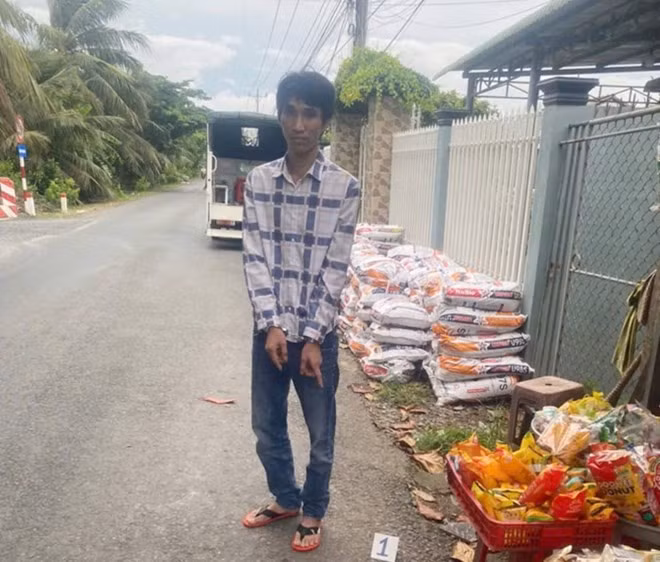 Đối tượng Bùi Thế Anh xác định hiện trường vụ Trộm cắp tài sản. Ảnh: Công an tỉnh Đồng Tháp