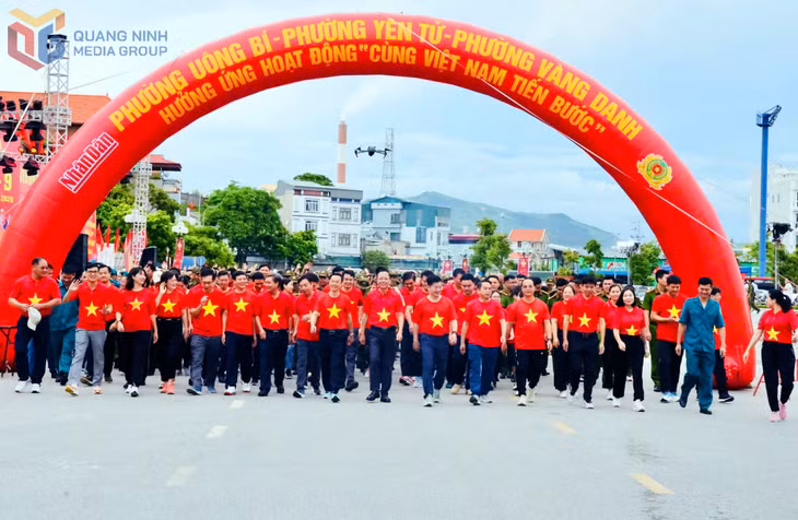 Khoảng 1.100 người từ các phường Uông Bí, Yên Tử, Vàng Danh cũng sôi nổi hưởng ứng sự kiện trên Quảng trường 25/2.