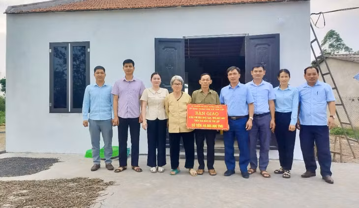 Xã Đầm Hà trao kinh phí hỗ trợ xóa nhà tạm, nhà dột nát cho hộ gia đình ông Trương Xuân Thắng ở thôn Tân Mai, tháng 5/2025. Ảnh: Quốc Nghị (CTV)