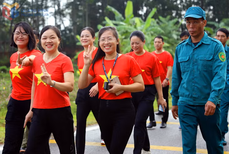 Mọi người đều hào hứng, vui vẻ tham gia sự kiện.