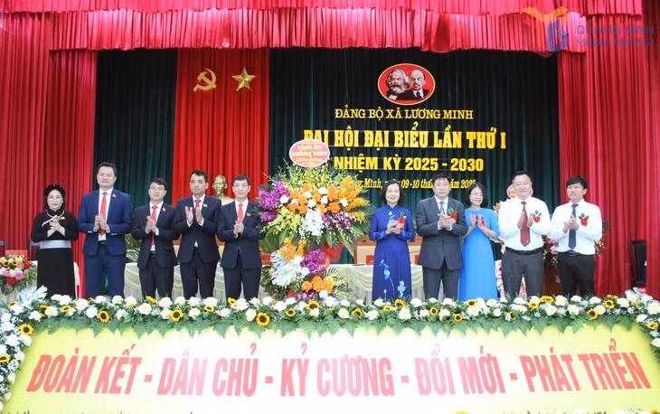 Đồng chí Bùi Thúy Phượng, Ủy viên Ban Thường vụ Tỉnh ủy, Trưởng Ban Tổ chức Tỉnh ủy cùng lãnh đạo một số Ban Xây dựng Đảng của Tỉnh ủy, tặng hoa chúc mừng Đại hội.