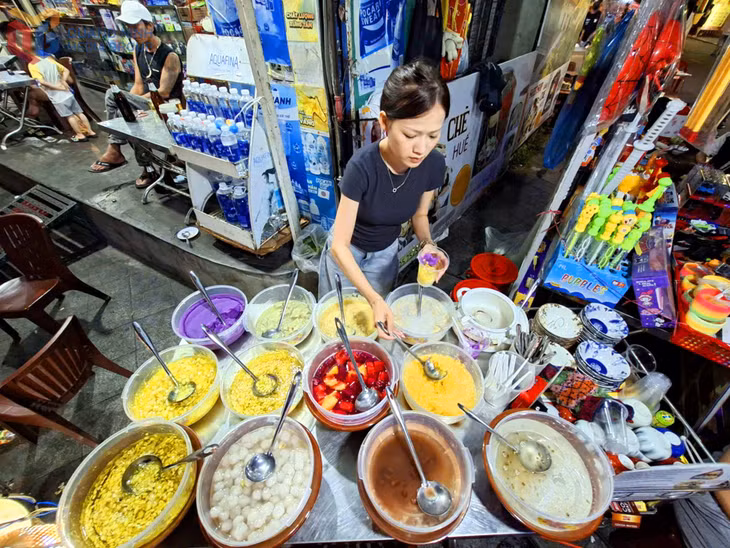 Đặc sản chè Huế níu chân thực khách bằng hương vị, độ thơm ngon và giá cả vừa phải.