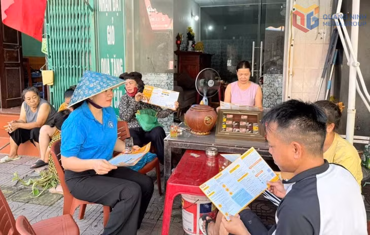 BHXH cơ sở Đông Triều phối hợp với Bưu điện khu vực Đông Triều vận động người dân phường Đông Triều tham gia BHXH tự nguyện.