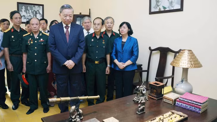 Tổng Bí thư Tô Lâm thăm di tích nhà số 48 Hàng Ngang. (Ảnh: THỐNG NHẤT/TTXVN)