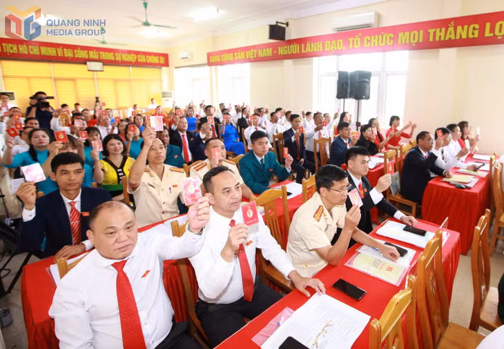 Các đại biểu biểu quyết thông qua nghị quyết đại hội.