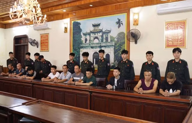 Các đối tượng tại cơ quan công an. Ảnh: Công an tỉnh Hưng Yên