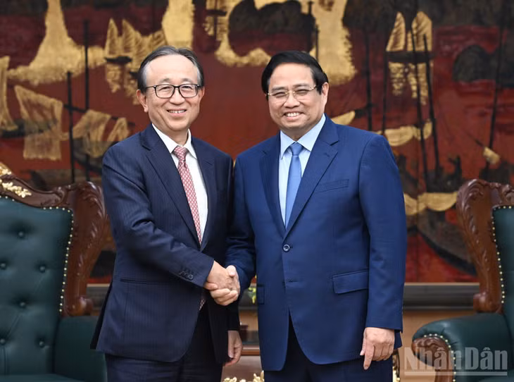 Thủ tướng Phạm Minh Chính và ông Hironori Kamezawa, Tổng Giám đốc Tập đoàn tài chính MUFG (Nhật Bản). (Ảnh: Trần Hải)