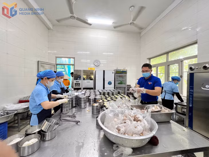 Chuẩn bị suất ăn cho người lao động tại Công ty CP Xi măng và Xây dựng Quảng Ninh.