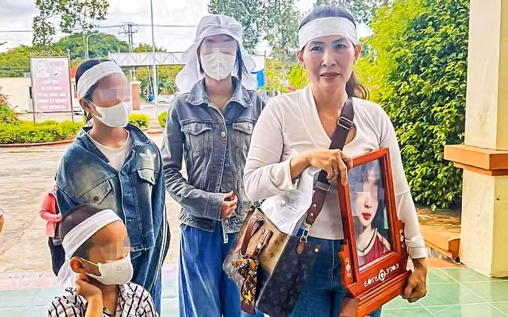 Công an tỉnh Vĩnh Long đã khởi tố tài xế gây tai nạn khiến nữ sinh 14 tuổi tử vong. Trong ảnh là gia đình cháu Trân đến cơ quan điều tra làm việc chiều 5-8 - Ảnh: CHÍ HẠNH
