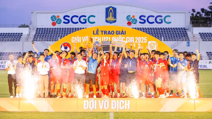 U21 PVF nâng cao chiếc cúp vô địch. (Ảnh: VFF)