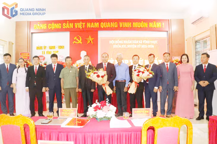 HĐND xã Vĩnh Thực công bố các Nghị quyết, Quyết định về tổ chức bộ máy và công tác cán bộ sau sáp nhập.
