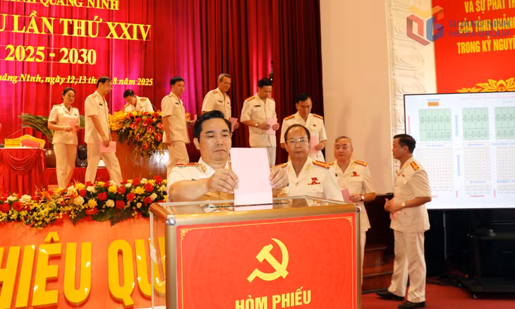 Đoàn chủ tịch bỏ phiếu bầu Ban Chấp hành Đảng bộ Công an tỉnh lần thứ XXIV, nhiệm kỳ 2025-2030.