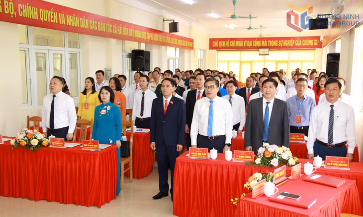 Đại hội thực hiện nghi thức chào cờ.
