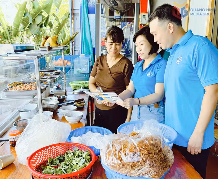 Cán bộ BHXH tỉnh tuyên truyền chính sách mới BHXH tự nguyện và vận động người dân là hộ tiểu thương trên địa bàn phường Bãi Cháy tham gia.