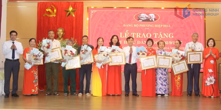 Trao Huy hiệu Đảng cho 11 đảng viên thuộc Đảng bộ phường Hiệp Hòa.