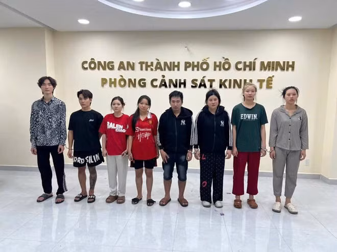 Công an bắt tạm giam 8 đối tượng liên quan đến hoạt động buôn bán khí cười. Ảnh: Công an TPHCM cung cấp